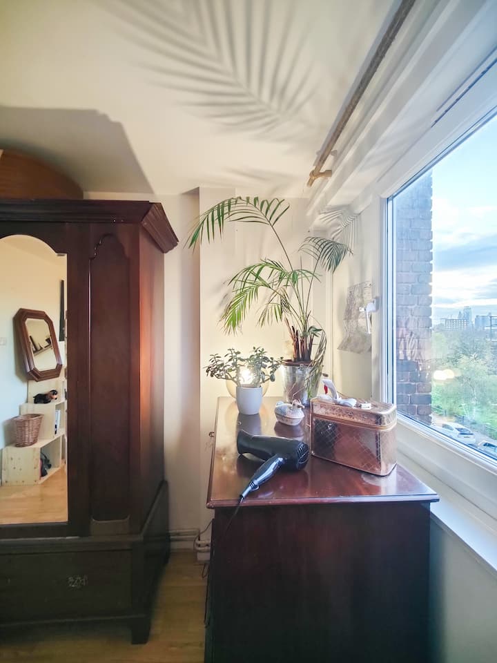 Available ang full body mirror at hairdryer