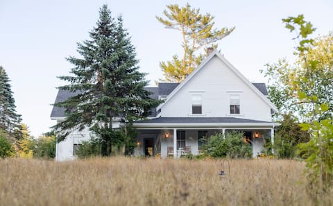 Bright and Beautiful Farmhouse at Wanderwood