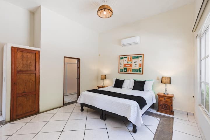 Habitación 101 en el nivel principal de la suite tamaño king