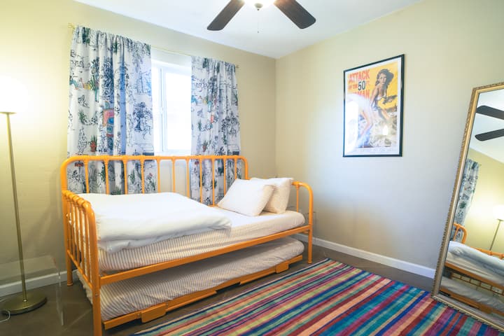 Orange Room na may trundle bed (nagko - convert sa king)

TANDAAN: Available ang kuwartong ito para sa mga reserbasyon pagkalipas lang ng Enero 17, 2022.