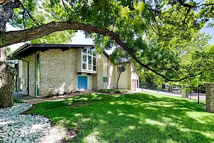 Beautiful Mid-Century Modern Lakehouse gallery image 3