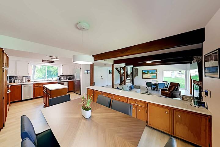 Beautiful Mid-Century Modern Lakehouse gallery image 4