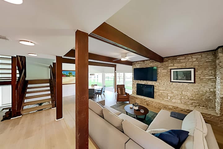 Beautiful Mid-Century Modern Lakehouse