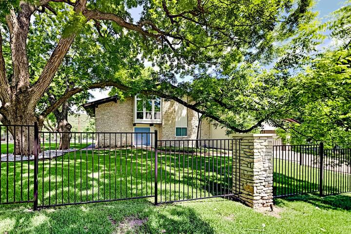 Beautiful Mid-Century Modern Lakehouse gallery image 2