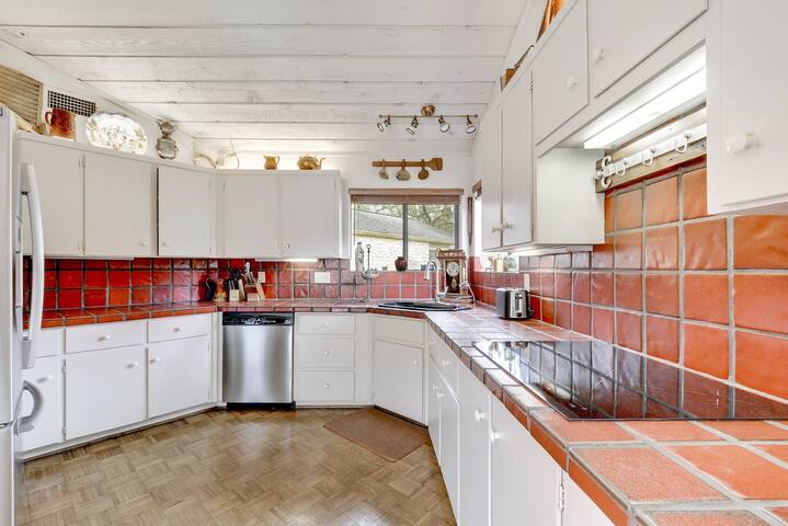 Charming 1970’s Texas Ranch w/ Pool & Hot tub gallery image 4