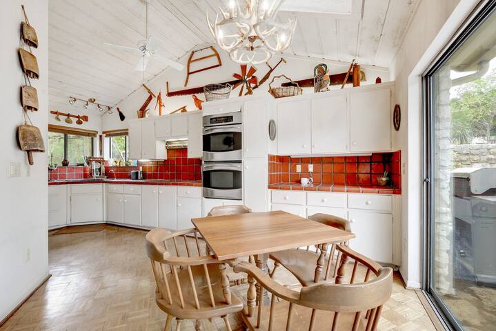 Charming 1970’s Texas Ranch w/ Pool & Hot tub gallery image 3