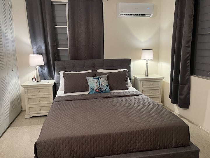 חדר שינה מספר אחד עם מרפסת וחדר רחצה סמוך. 