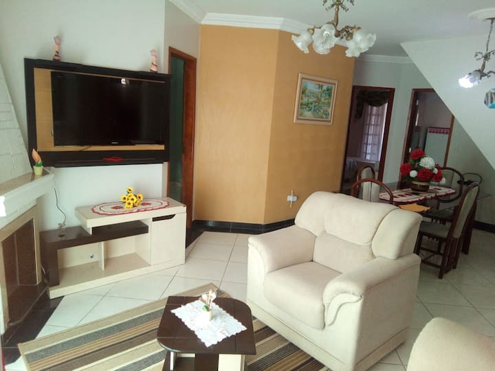 Casa Agradável Com Lareira Interna - Curitiba