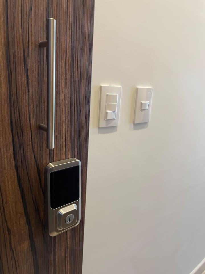 מרחבים משותפים פרטיים ויוקרתיים. יש שתי כניסות ליחידה. אחת מהקומה השלישית ואחת מהקומה הרביעית (העליונה). שניהם עם כניסה ללא מפתח. 