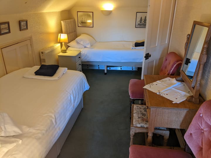 غرفة النوم 6 (العلية) - سريران مفردان