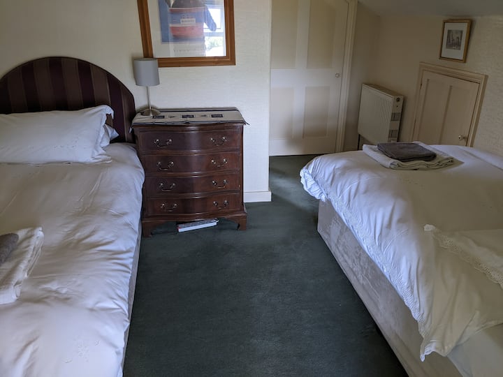 غرفة النوم 5 (الطابق العلوي) - سريران مفردان