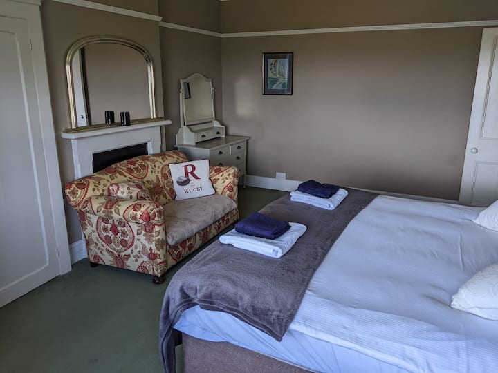 غرفة النوم الثانية - سرير سوبر كينج مزدوج أو توأم