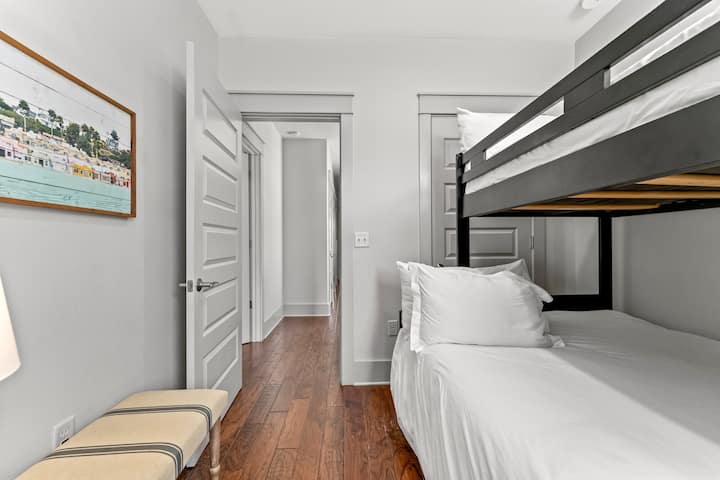 غرفة نوم كاملة بطابقين في الطابق العلوي (بدون حمام داخلي)