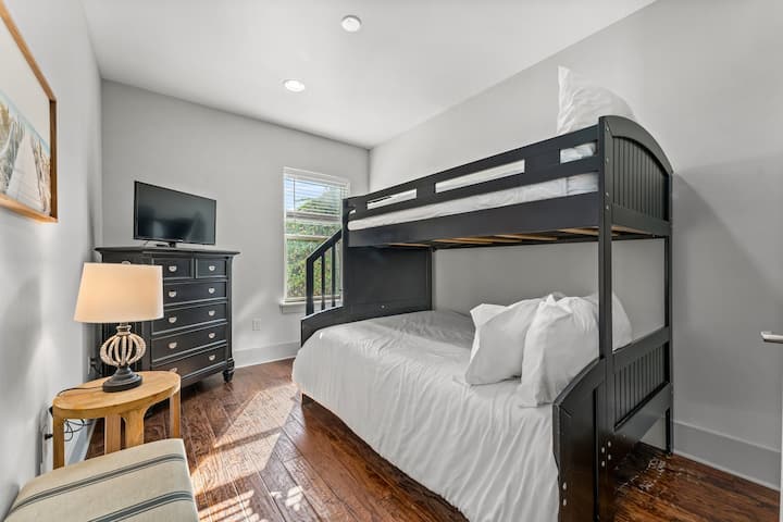 غرفة نوم كاملة بطابقين في الطابق العلوي مع حمام داخلي 