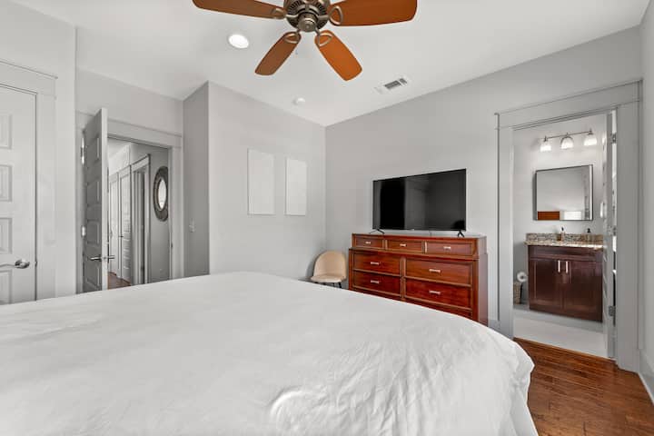 غرفة نوم بسرير كبير في الطابق العلوي مع حمام داخلي