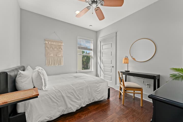 غرفة نوم بسرير بحجم كوين في الطابق العلوي مع مساحة عمل