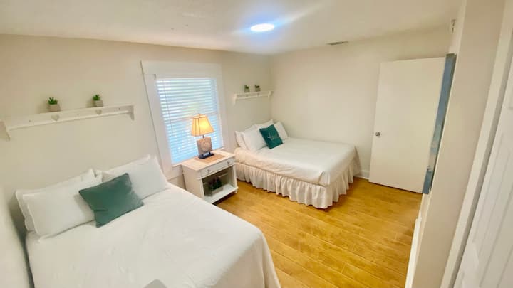 Segundo dormitorio con dos camas dobles.