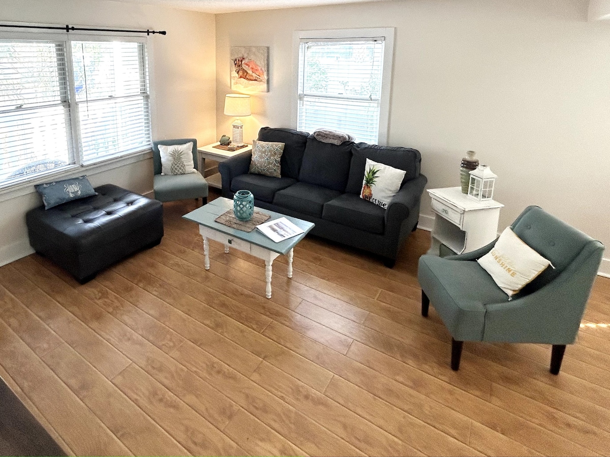 Всекидневна. Диванът има разтегателно двойно легло. 