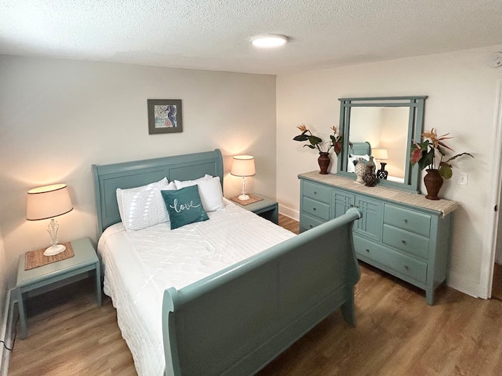 Primer dormitorio con baño privado y vestidor. Cama tamaño queen.