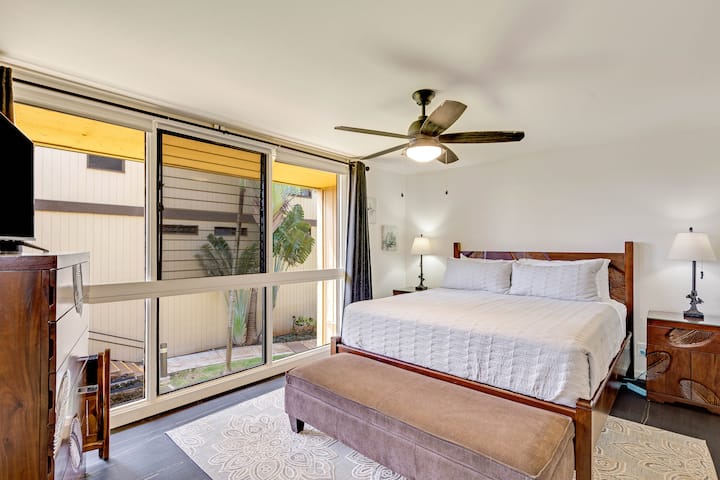 Primaria BR - Cama Cal King, cortinas de privacidad en las ventanas con cortinas blackout. Amplios enchufes para los aparatos electrónicos.