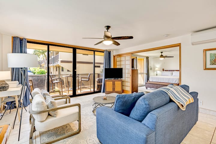 La sala de estar tiene TV con cable, escritorio con impresora.