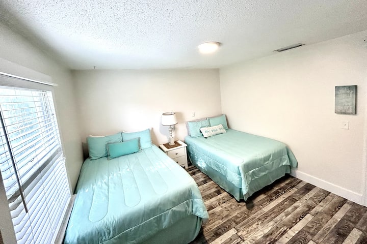 חדר שינה שני עם שתי מיטות זוגיות. יש מיטה מתקפלת בתוך הארון שניתן למשוך בקלות לשימוש. 