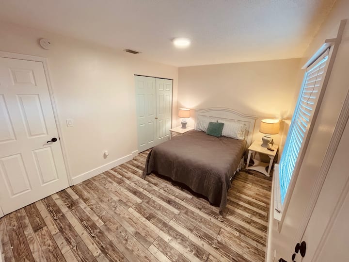 חדר שינה ראשון עם דלת שמביאה אתכם למרפסת (מופרדת מדלת הכניסה). יש גם דלת שמביאה אתכם ישירות לחדר הרחצה המשותף.