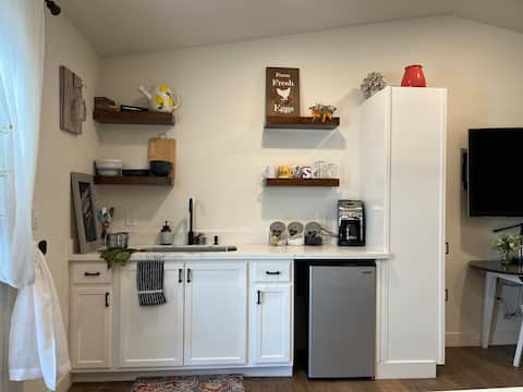 Popular Airbnb listing: Spacious Queen bed Suite & Kitchenette -Great Area in Templeton