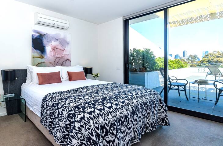 Cosmo Stays- Penthouse with Incredible City View gallery image 4