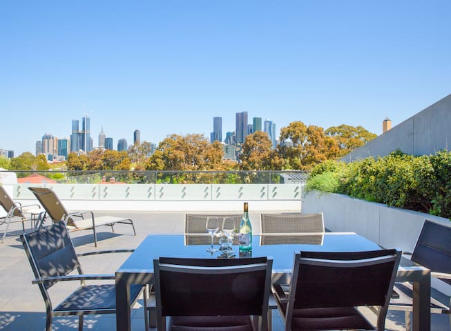 Cosmo Stays- Penthouse with Incredible City View