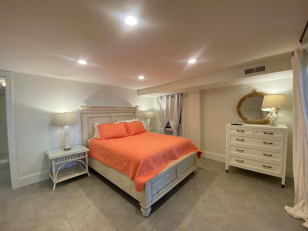 Chumba cha kulala cha malkia chenye ufikiaji wa ukumbi uliochunguzwa