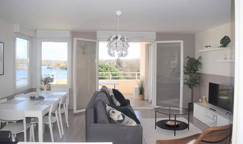 Modern apartment with lake view, near Paris