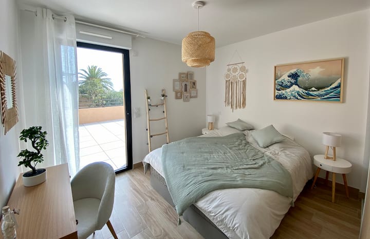 dormitorio 2 con vistas a la terraza con 1 cama doble o dos camas individuales.