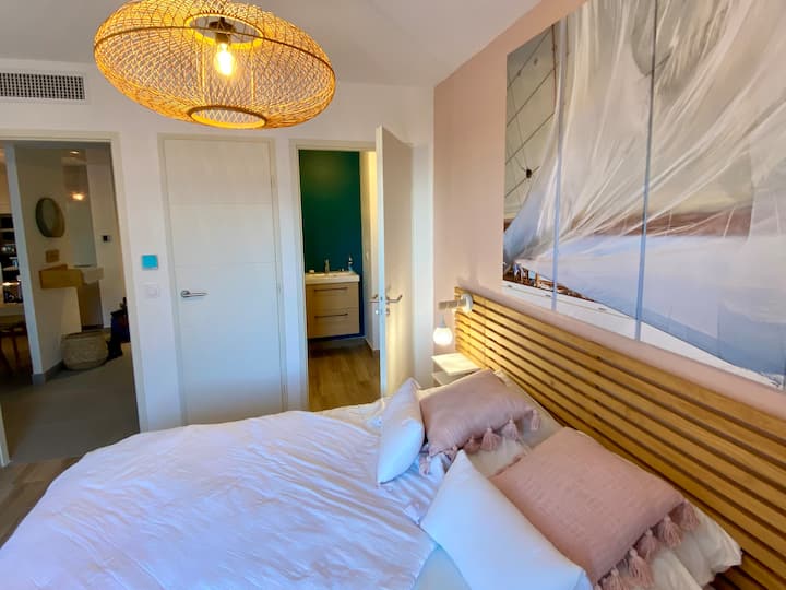 Habitación principal con baño con ducha