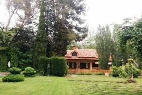 Amplia casa con jardín