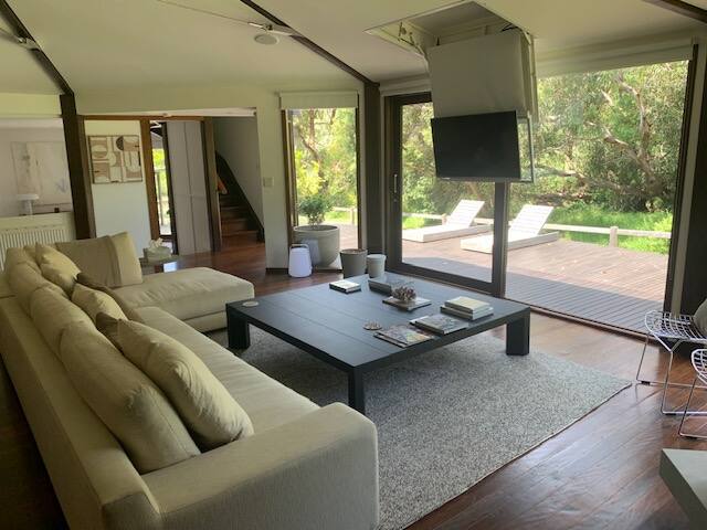 Tranquil home, walking distance to the beach. gallery image 2