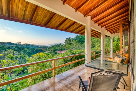 Large 3BR villa w/lake view, AC, fiber-opt, birds!