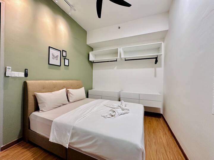 2ème chambre 
- 1 lit queen 
- Aircond - 
Ventilateurs au plafond - 
À côté de la salle de bain