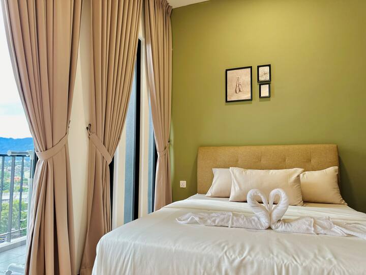 Chambre avec lit principal 
- 1 lit queen size 
- Aircond 
- Ventilateurs de plafond 
- Salle de bains attenante ;