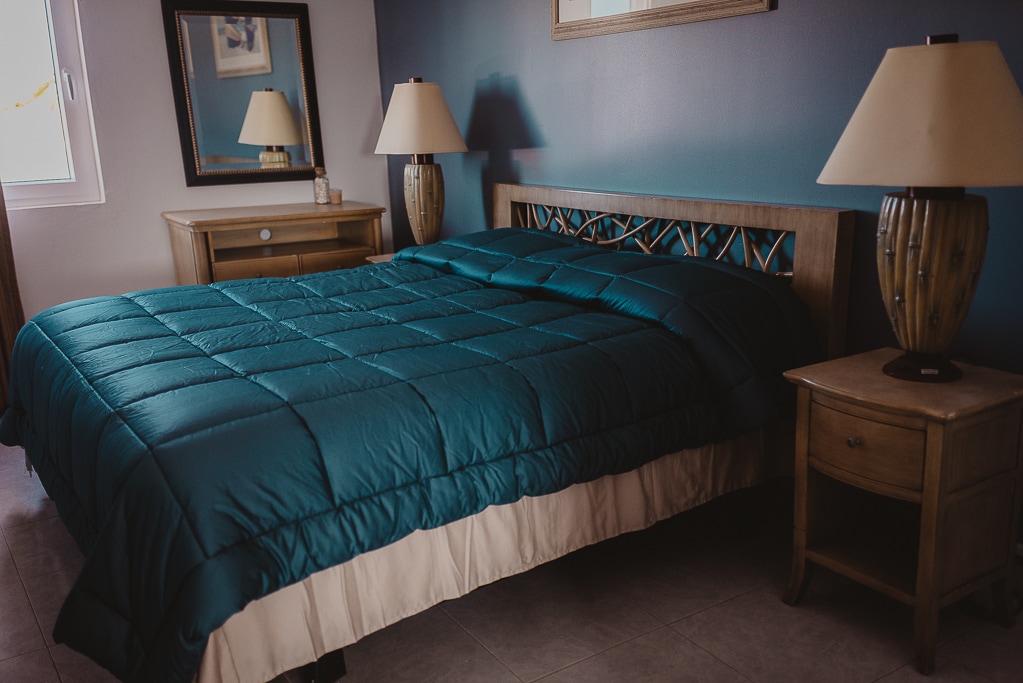 Пространа спална соба со шкафови и висечки плакар.