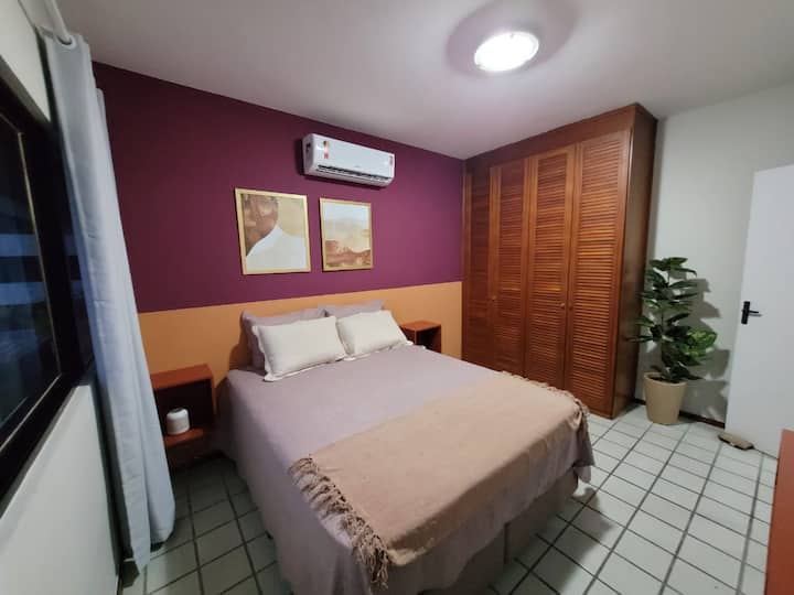 غرفة نوم كبيرة بسرير مزدوج متوسط الحجم