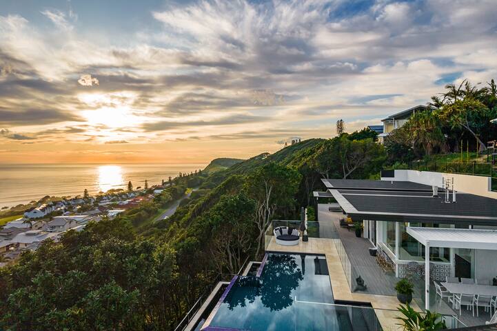 Pool House – Couples retreat gallery image 3