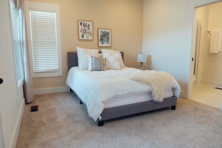 दूसरी मंज़िल पर मौजूद बेडरूम में एक आरामदेह क्वीन बेड है, जिसमें ताज़ा लिनन बिछी हुई है और जिसका डिज़ाइन सुकूनदेह और न्यूट्रल है। इस बेडरूम में दोनों कमरों के लिए एक ही जैक-एंड-जिल बाथरूम है, जो सुविधा और निजता, दोनों प्रदान करता है। मेहमान बालकनी का प्राइवेट ऐक्सेस भी पा सकते हैं। 