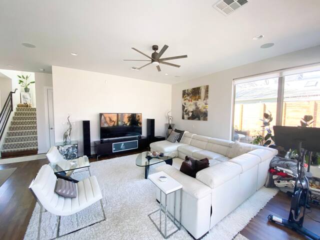 Upscale Modern Smart Home w Pool & Walkable Dining gallery image 5