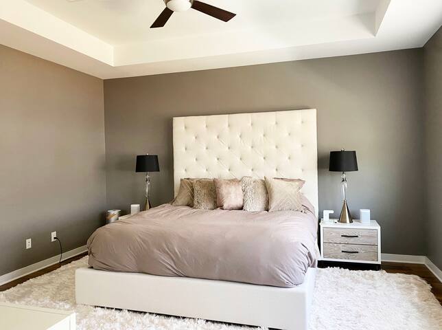 Upscale Modern Smart Home w Pool & Walkable Dining gallery image 3