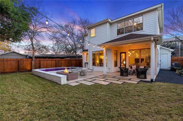 Upscale Modern Smart Home w Pool & Walkable Dining gallery image 2