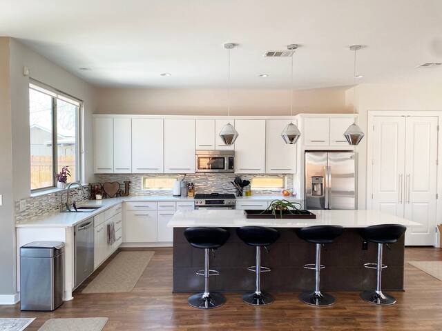 Upscale Modern Smart Home w Pool & Walkable Dining gallery image 4