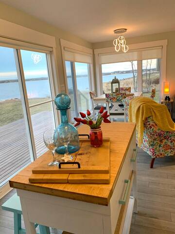 Seaside Landing/ Oceanfront cottage gallery image 3