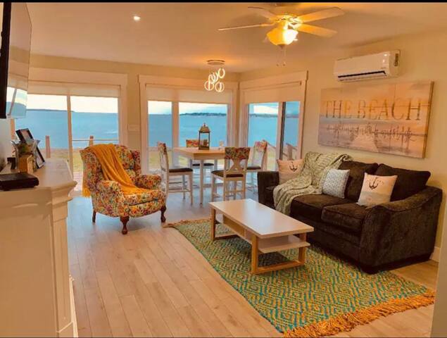 Seaside Landing/ Oceanfront cottage