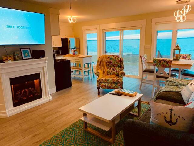 Seaside Landing/ Oceanfront cottage gallery image 2